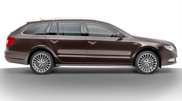 Когато Superb Mk2 пристига през 2011 г., моделът е похвален за своето пространство и широка и интересна гама от двигатели, като най-забележителният е 3,6-литровият V6 агрегат. Въпреки че бихте могли да го получите и на ниво на оборудване Elegance, той също е включен в най-добрата версия на гамата Laurin & Klement, с цени доста над обичайната зона на комфорт на чешката марка. 